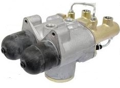 UF52588     Brake Master Cylinder---Replaces 81878211